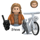 Minifigura para construir Stranger Things Steve Harrington en bici