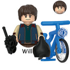 Minifigura para construir Stranger Things Will Byers y su bici azul