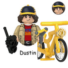 Minifigura para construir Stranger Things Dustin Henderson en bici
