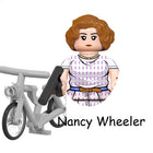 Minifigura para construir Stranger Things Nancy Wheeler y su bici