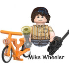 Minifigura para construir Stranger Things Mike Wheeler y su bici naranja