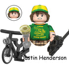 Minifigura para construir Stranger Things Dustin Camp Know Where en bici