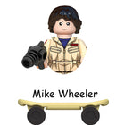Minifigura para construir Stranger Things Mike Wheeler en monopatín