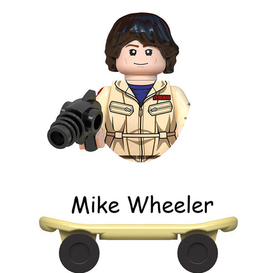 Mini figurine à construire Stranger Things Mike Wheeler en skate vu de face