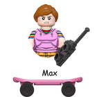 Minifigura para construir Stranger Things Max Mayfield en monopatín