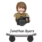 Minifigura para construir Stranger Things Jonathan Byers en monopatín