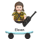 Minifigura para construir Stranger Things Once en monopatín