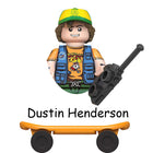 Minifigura para construir Stranger Things Dustin Henderson en monopatín