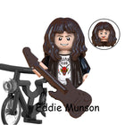Minifigura para construir Stranger Things Eddie Munson en bici