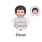 Minifigura para construir Stranger Things Once con bata de hospital
