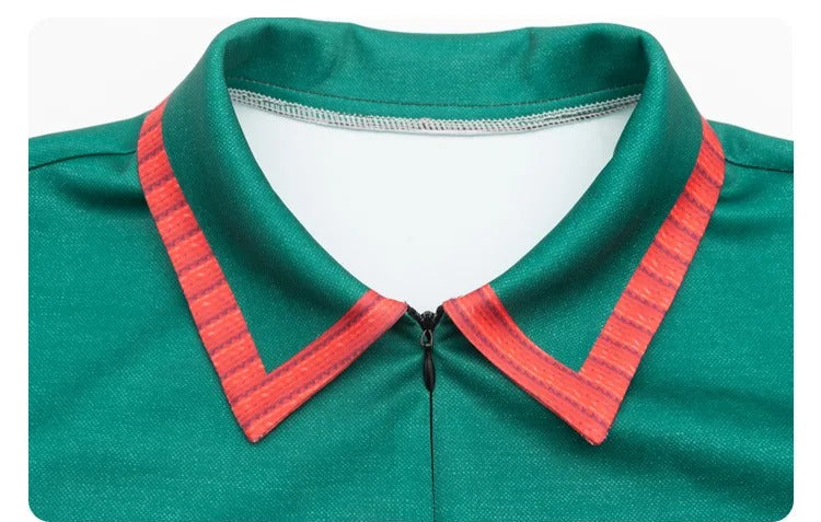Cuello puntiagudo ribeteado en rosa del top verde del disfraz de Holly Wheeler Stranger Things