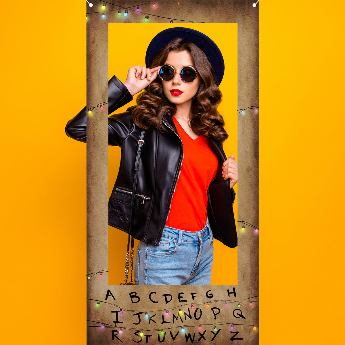 Guirlande lumineuse Stranger Things mur alphabet et bannière d'anniversaire vu de face