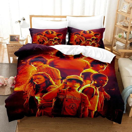 Funda nórdica Stranger Things la pandilla en naranja ardiente sobre una cama, con sus fundas de almohada a juego