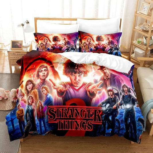 Juego de cama Stranger Things temporada 2 póster ilustrado sobre una cama, con sus fundas de almohada a juego
