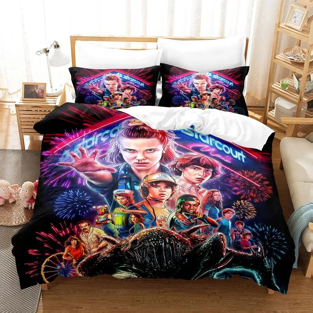 Juego de cama Stranger Things temporada 3 Starcourt neón sobre una cama, con sus fundas de almohada a juego