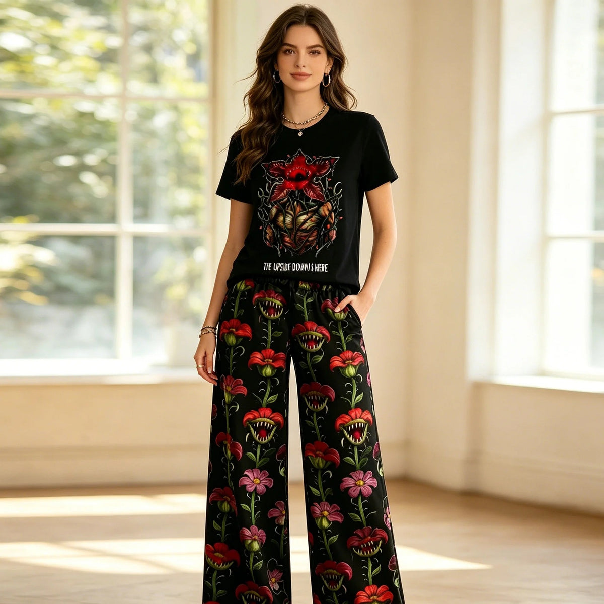 Mujer con el pijama Stranger Things, camiseta negra de Demogorgon y pantalón ancho de flores