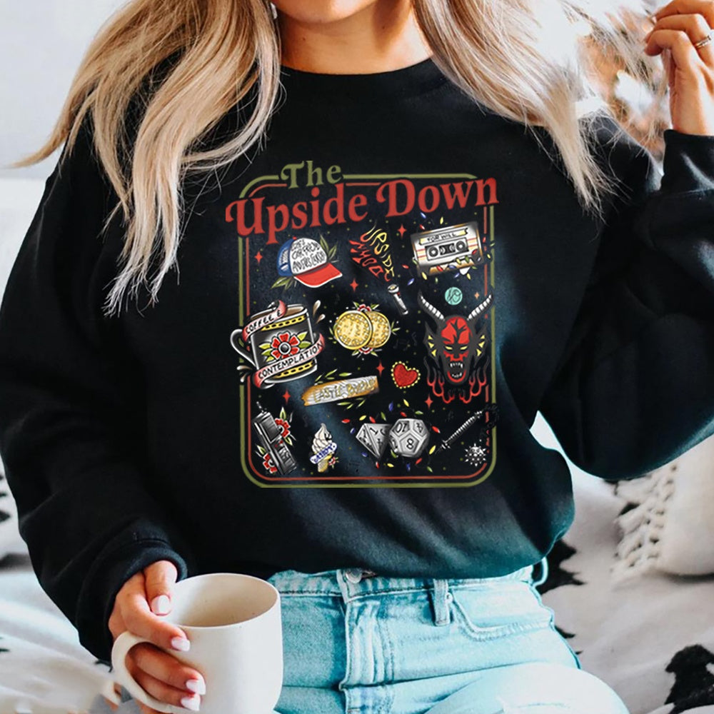 Sudadera de cuello redondo Stranger Things The Upside Down objetos de culto negro, objetos de la serie en tatuaje retro delante