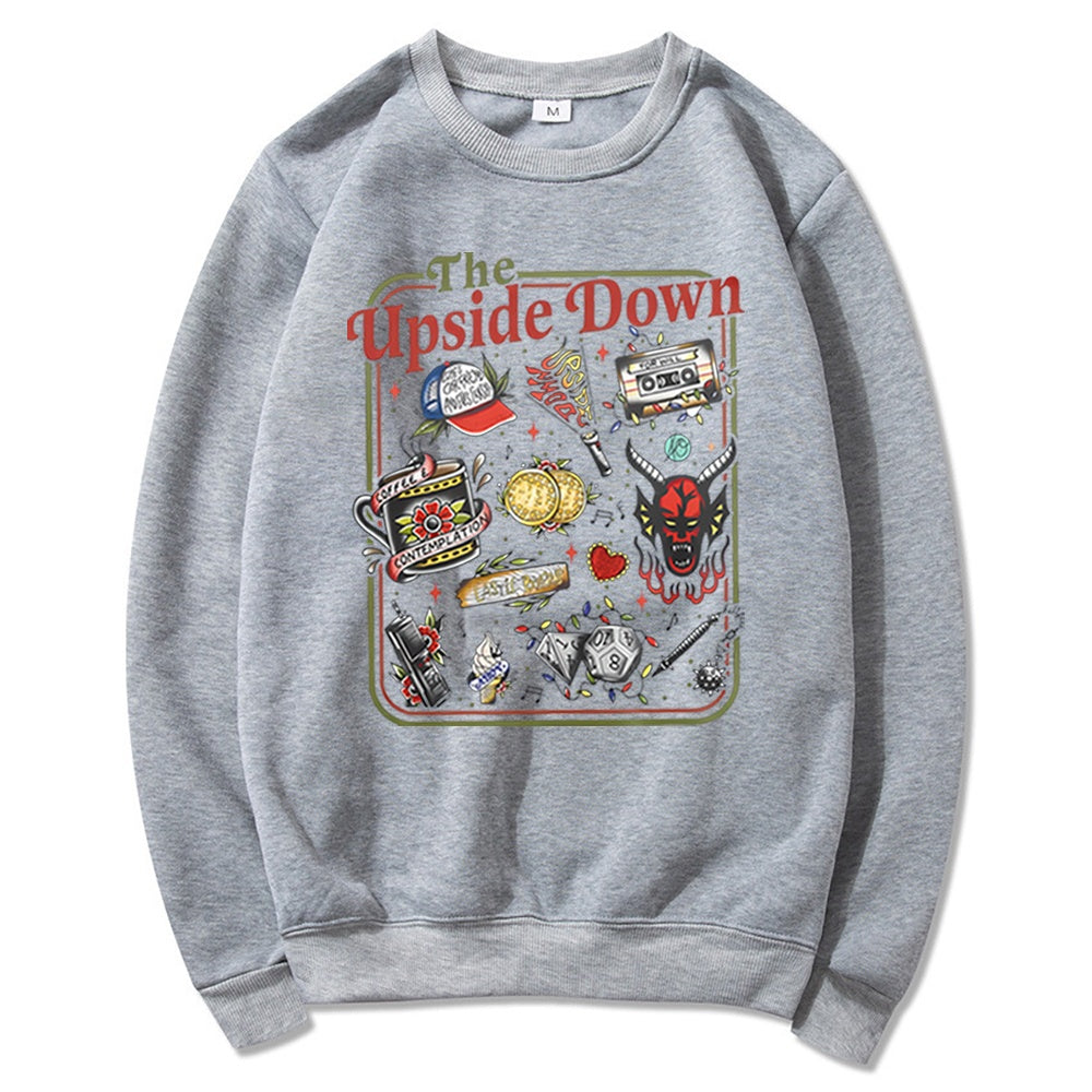 Sudadera de cuello redondo Stranger Things The Upside Down objetos de culto gris jaspeado, objetos de la serie en tatuaje retro delante
