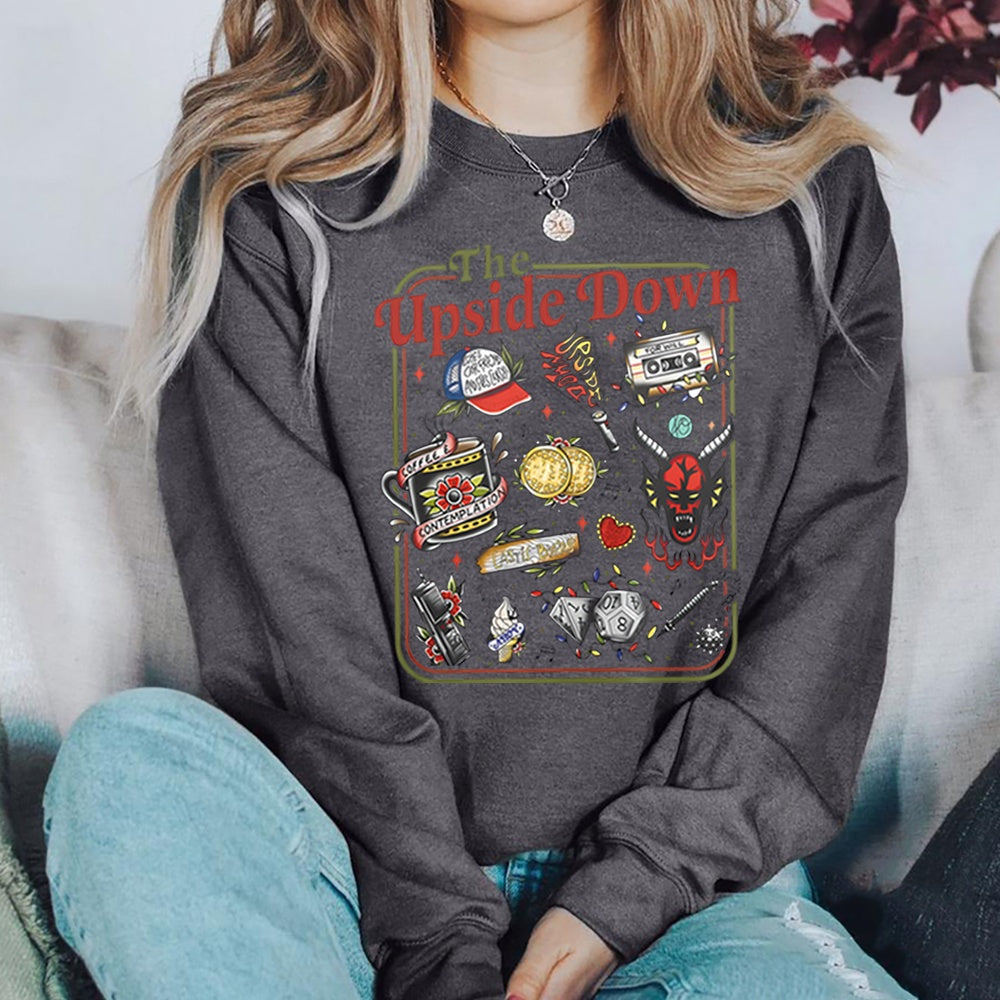 Sudadera de cuello redondo Stranger Things The Upside Down objetos de culto gris antracita, objetos de la serie en tatuaje retro delante