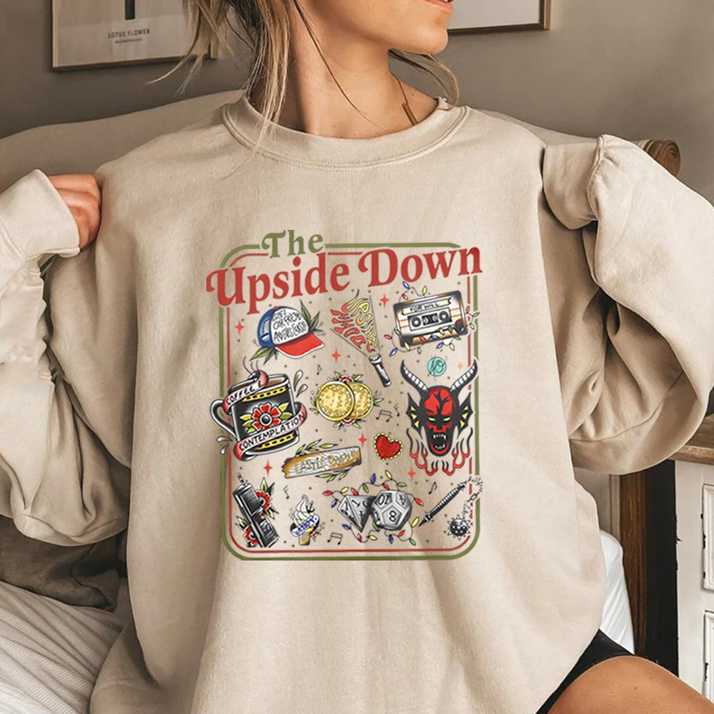 Sudadera de cuello redondo Stranger Things The Upside Down objetos de culto arena, objetos de la serie en tatuaje retro delante