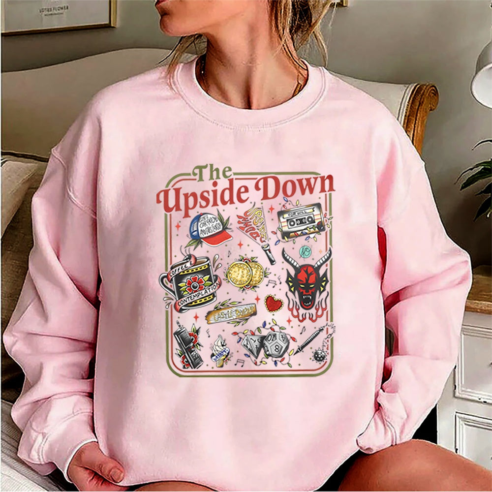 Sudadera de cuello redondo Stranger Things The Upside Down objetos de culto rosa, objetos de la serie en tatuaje retro delante