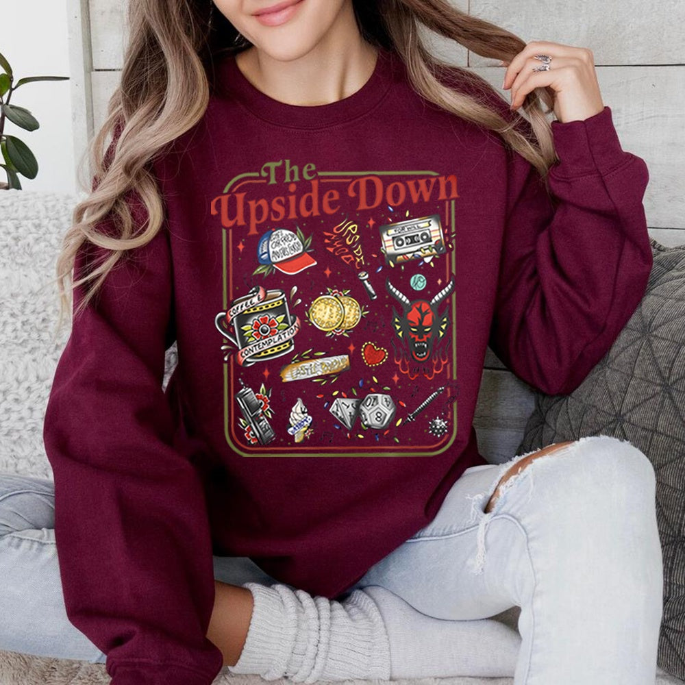Sudadera de cuello redondo Stranger Things The Upside Down objetos de culto burdeos, objetos de la serie en tatuaje retro delante