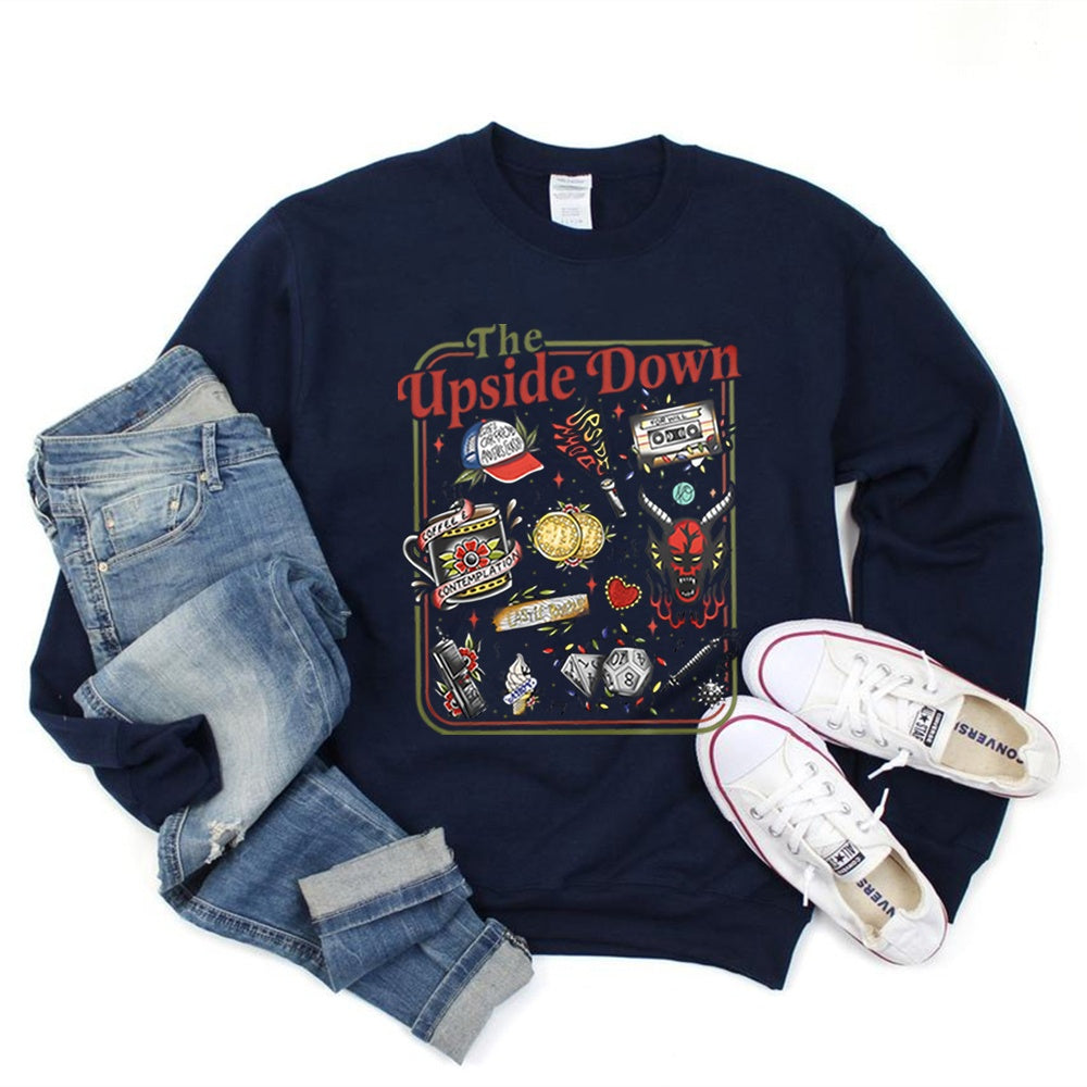 Sudadera de cuello redondo Stranger Things The Upside Down objetos de culto azul marino, objetos de la serie en tatuaje retro delante