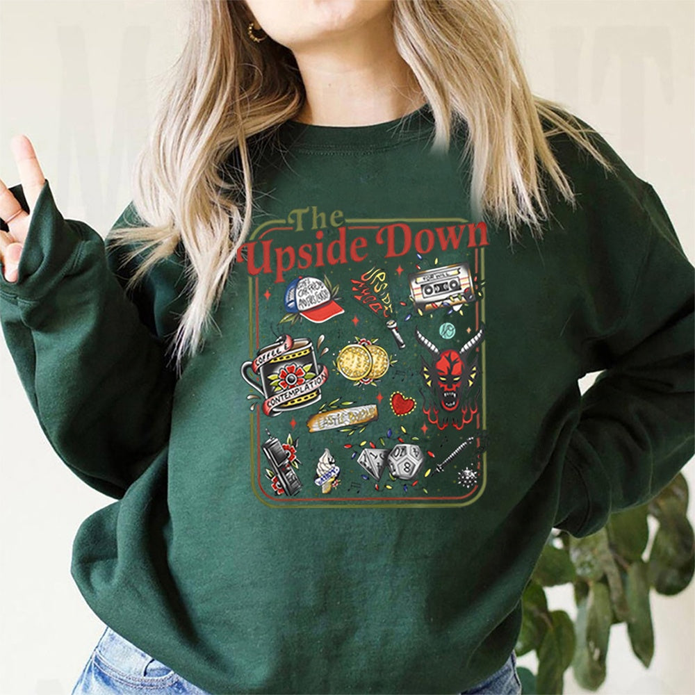 Sudadera de cuello redondo Stranger Things The Upside Down objetos de culto verde oscuro, objetos de la serie en tatuaje retro delante