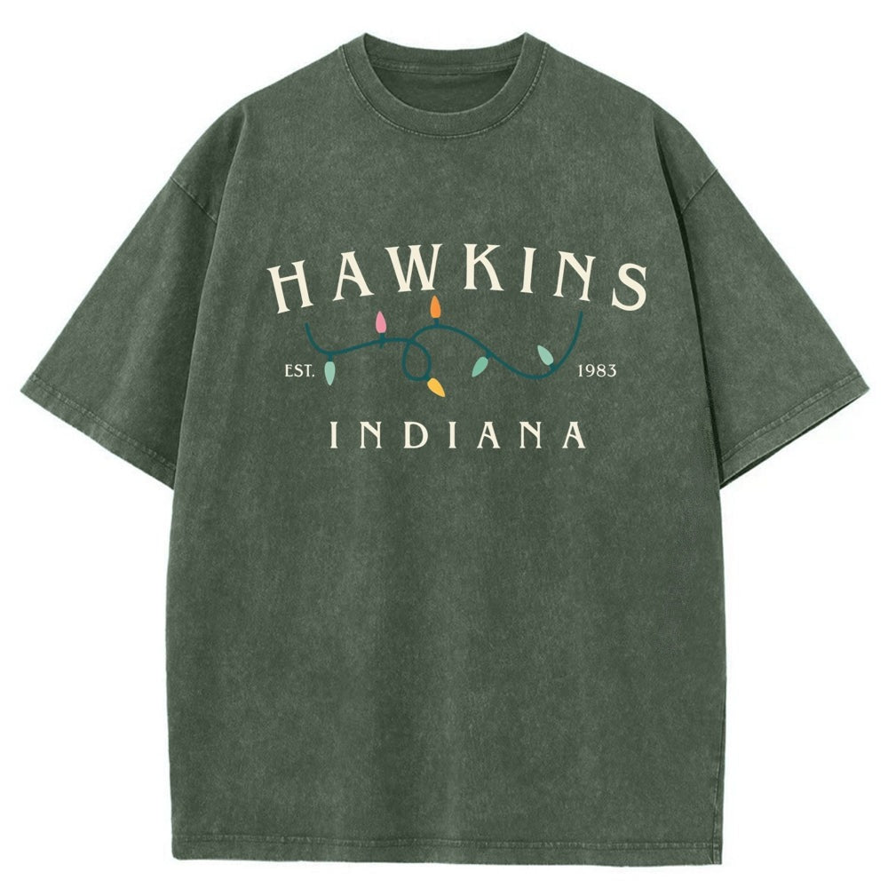 Camiseta de hombre desteñida Stranger Things Hawkins Indiana guirnalda – color caqui