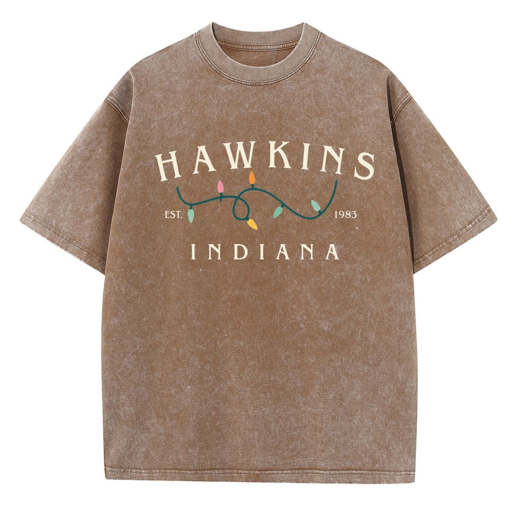 Camiseta de hombre desteñida Stranger Things Hawkins Indiana guirnalda – color marrón